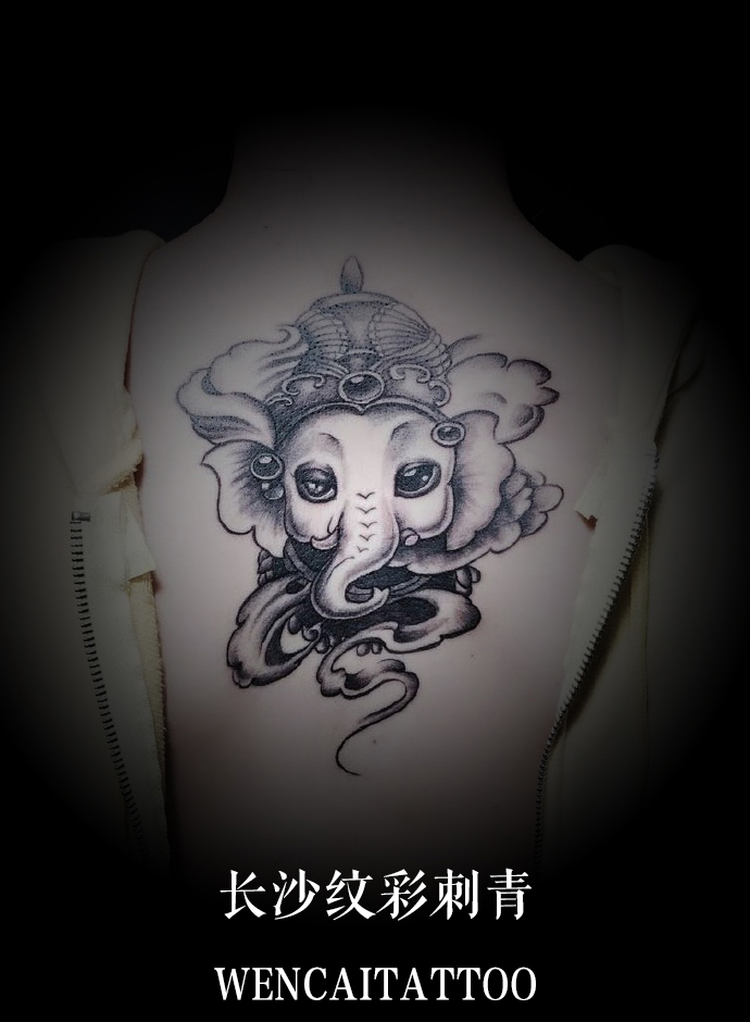 长沙易小姐后背黑灰象神纹身