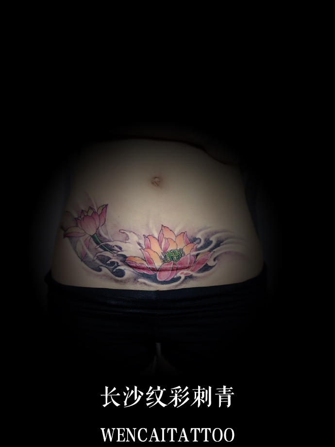 长沙的伍小姐腹部莲花破腹产盖疤纹身图案