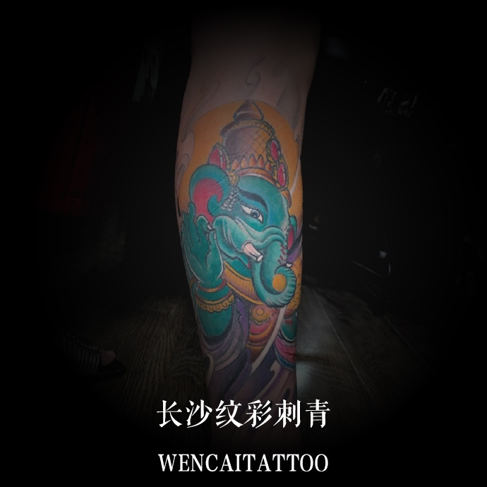 长沙的宁先生包小腿彩色象神纹身图案
