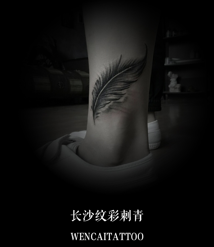 长沙的杨先生小腿轻灵羽毛纹身图案
