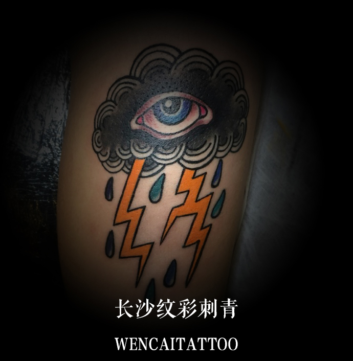 长沙的钟小姐大臂创意泪眼纹身图案