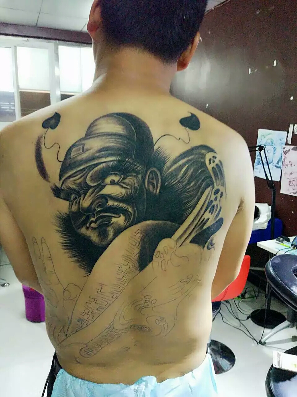 水浒迷邓先生背部的黑旋风李逵纹身图案