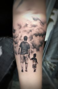 小臂战争下的父与子背影纹身图案